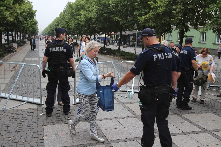 Ogromne tłumy pielgrzymów starają się dostać jak najbliżej...