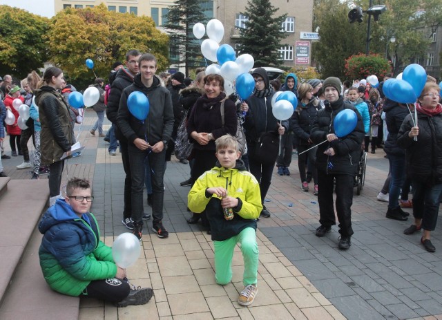 Uczestnicy radomskiego Marszu Integracyjnego, z kolorowymi balonami, spotkali się pod katedrą. 