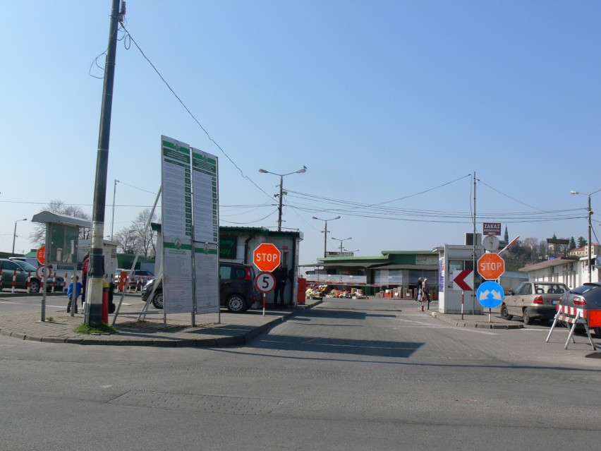 Nowe obostrzenia na giełdzie rolnej w Sandomierzu. Będą wytyczone tylko trzy wejścia na plac! 