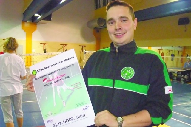 Łukasz Rogiński zaprasza na Mikołajkowy Turniej Badmintona. Mikołajkowe pojedynki stoczą także młodzi szachiści.