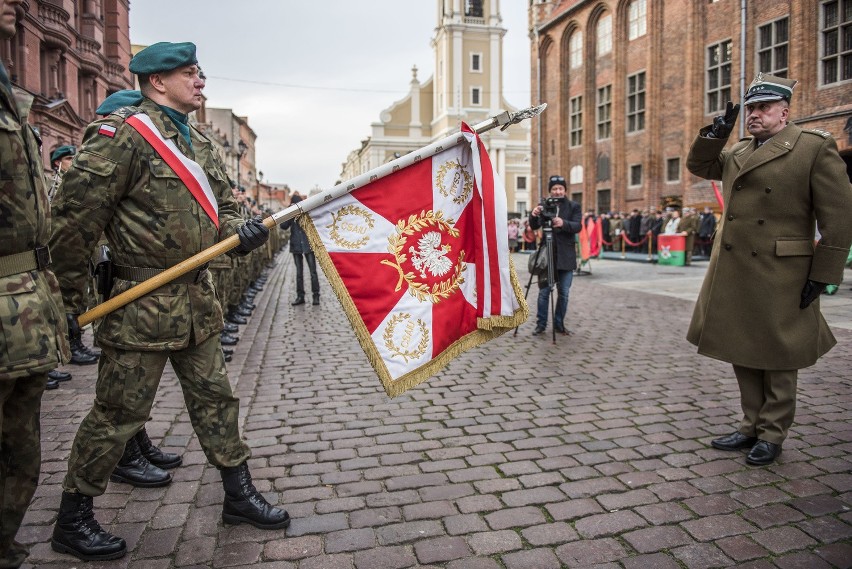 Toruńska jednostka wojsk artyleryjskich świętowała na Rynku...