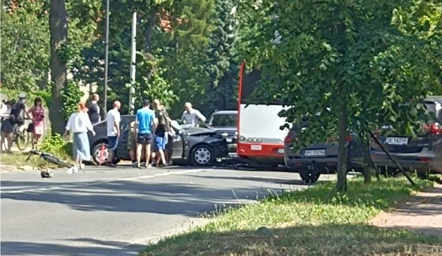 Czołowe zderzenie samochodu osobowego z autobusem w Tarnowskich Górach.Zobacz kolejne zdjęcia. Przesuwaj zdjęcia w prawo - naciśnij strzałkę lub przycisk NASTĘPNE