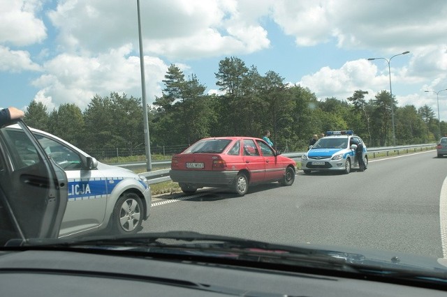 Pasażerowie czerwonego forda prosili o pomoc kierowców na obwodnicy. Przyjechała policja, która ustaliła, że mężczyźni byli pijani. Rekordzista miał 3 promile. 