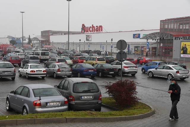 W sobotę 24 października, mimo że Kielce są w czerwonej strefie i od rana weszły w życie nowe obostrzenia ruch przy marketach i centrach handlowych był bardzo duży. Przed wszystkimi marketami spożywczymi parkingi były wypełnione. Duży ruch już od rana był także w marketach budowlanych. Zobaczcie co działo się w Kielcach w sobotę 24 października przy marketach i centrach handlowych  