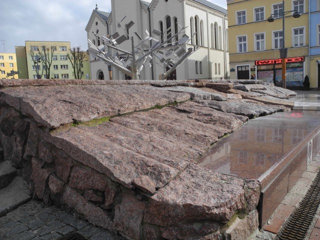 Czytelnik zwrócił uwagę na stan fontanny na rynku w Bytowie.