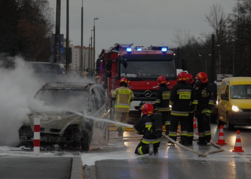 Kraków. Pod AWF płonęło auto. Mogła wybuchnąć butla z gazem
