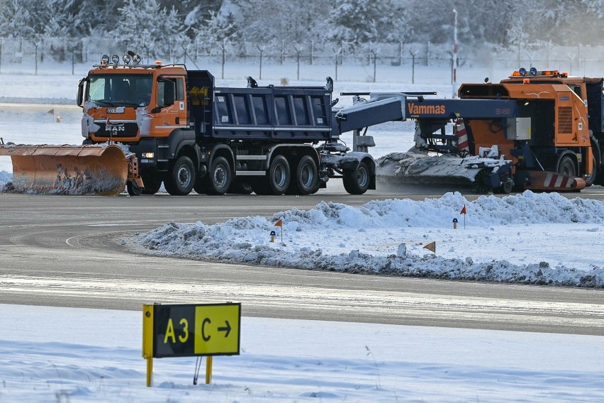 Odśnieżanie pasa startowego na lotnisku w Gdańsku