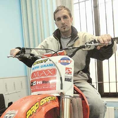 Dariusz Kłopot jest od poniedziałku jedynym Polakiem, który umie na motocyklu zrobić salto w tył