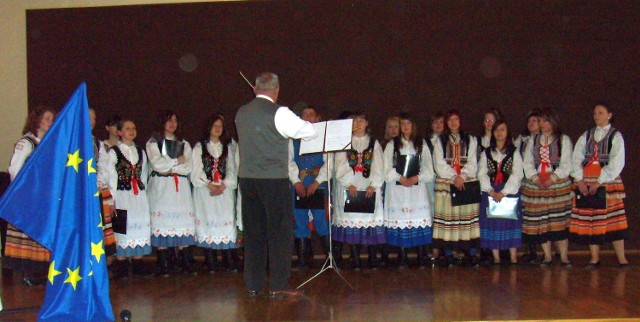 Chór Dzikowianie, to perła Zespołu Szkół Ponadgimnazjalnych nr 2, a jego występ uświetnia wiele imprez organizowanych w Tarnobrzegu i pobliskich miejscowościach.