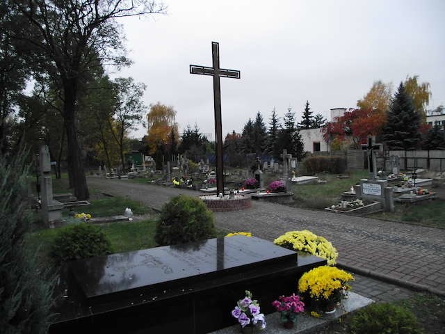 Nagrobki ułożone są prostopadle do alejki. Na pierwszym planie grób księdza Bronisława Porzycha Fot. Jarosław Wadych