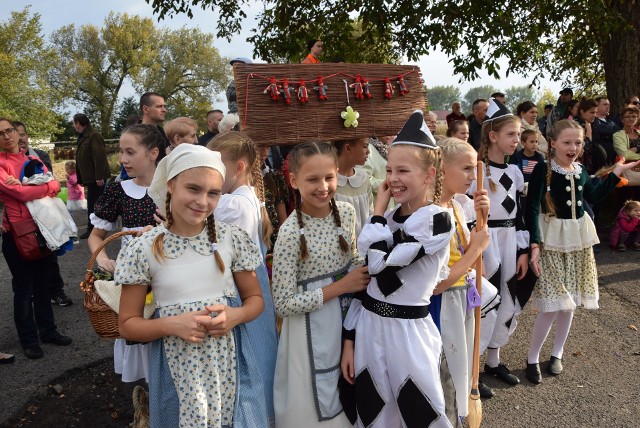 W niedzielę, 24 września, od godz. 15.00 na ul. Teatralnej było tłoczno, głośno i niezwykle kolorowo! Już po raz drugi instytucje znajdujące się przy ulicy Teatralnej postanowiły połączyć siły i zaprosić gorzowian na niezwykłe święto. Na ten jeden dzień ulica Teatralna wypełniła się muzyką, tańcem, sztuką i dobrą zabawą. Zobacz też: Najnowszy Magazyn Informacyjny GL (22.09.2017)