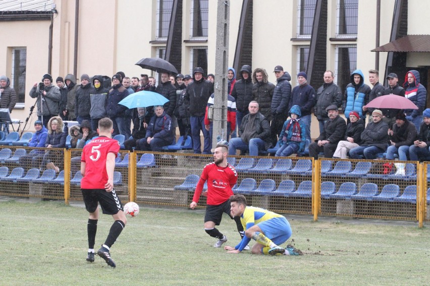 Trzecia liga. Ciekawy mecz w Daleszycach. Spartakus przegrał z Hutnikiem Kraków 0:1 [DUŻO ZDJĘĆ, WIDEO]