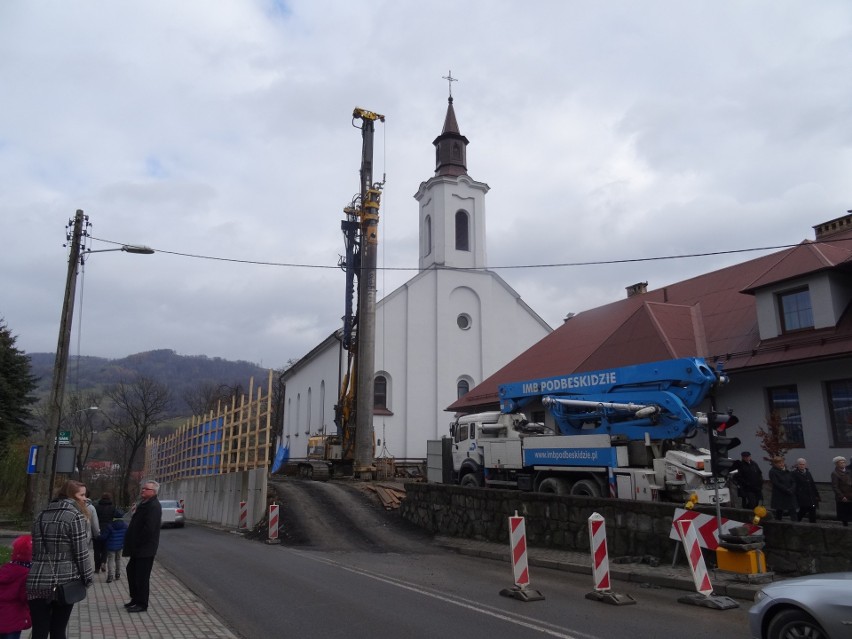 Piwniczna-Zdrój: Naprawiają mur oporowy, poszerzą chodnik