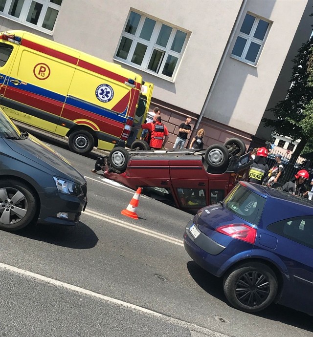 W środę około godziny 12.00 przed rondem Jagiellonów (na ul. 3 Maja) w Bydgoszczy doszło do groźnego wypadku - dachował samochód daewoo tico. ➤➤ Więcej zdjęć na następnych stronach.Zderzyły się dwa samochody: volkswagen touran i daewoo tico. Ze wstępnych ustaleń policji wynika, że to prawdopodobnie kierowca tego pierwszego auta jest winowajcą. Nie ustąpił pierwszeństwa przejazdu osobowemu tico. Policja ustala szczegóły zdarzenia.Na miejscu pojawiły się policja, straż pożarna i pogotowie. Były spore utrudnienia (teraz ruch odbywa się już normalnie). - Samochód dachował, ale kierowca wyszedł z auta o własnych siłach - mówi świadek wypadku. Kierowcę zabrano jednak do szpitala.(pio, sier)Wideo: Info z Polski 24.05.2018