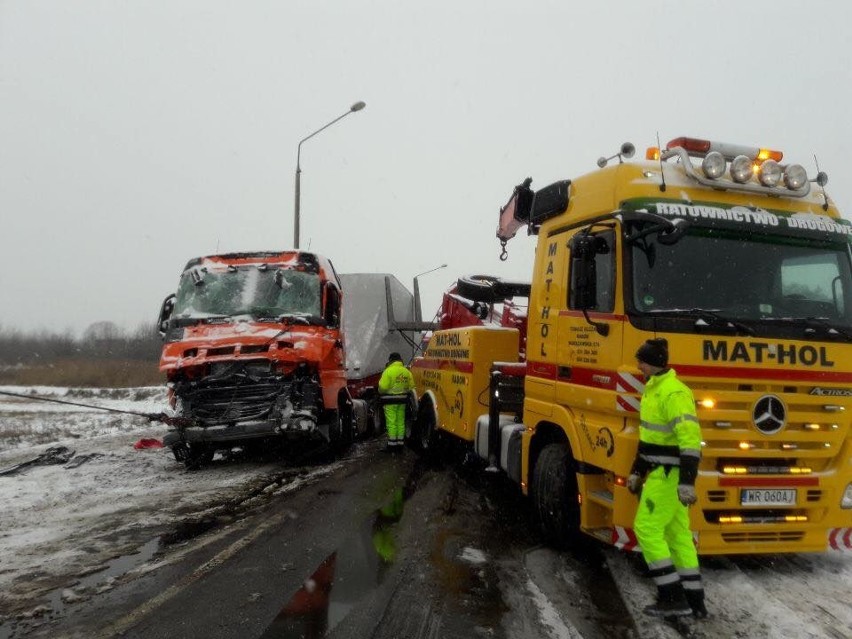 Wypadek na drodze krajowej numer 12 w Radomiu. Zderzenie dwóch TIR-ów. Ulica Zwolińskiego była zablokowana (nowe zdjęcia)