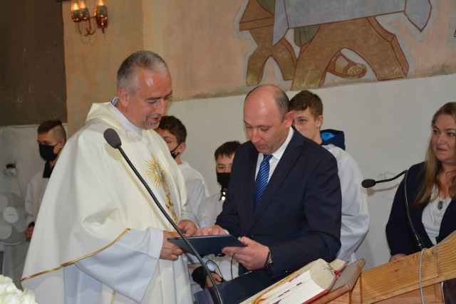 Ksiądz Mariusz Chmura, proboszcz parafii Piotrkowice obchodził jubileusz 25-lecia posługi kapłańskiej. Były życzenia i słodkie upominki.