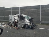 Wypadek na autostradzie A4. Kierowca renaulta ściął bariery na A4 i przeleciał na drugą stronę autostrady. Jedna osoba trafiła do szpitala