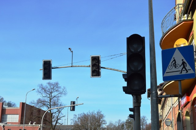 Od dłuższego czasu nie działają światła na skrzyżowaniu ulic Kochanowskiego i Sikorskiego. Powód? Kierowca audi pędził i walnął w skrzynkę ze sterownikiem.