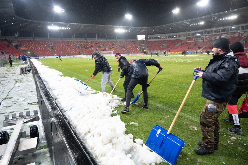 Tak wyglądały prace nad murawą stadionu w Łodzi