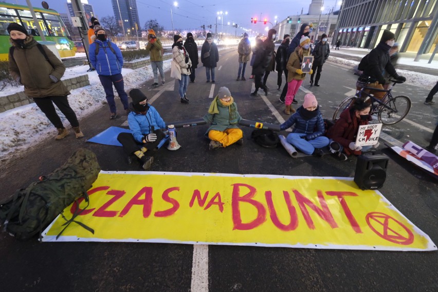 Protestujących, którzy usiedli na środku ulicy, z jezdni...