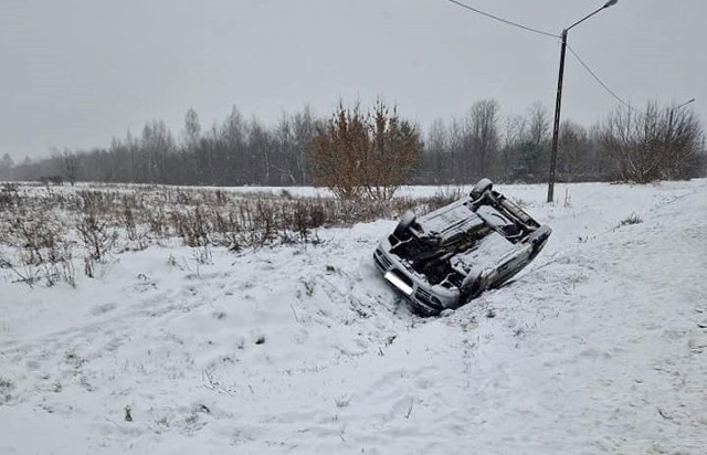 Samochód osobowy dachował w Antoniówce w gminie Jedlnia Letnisko pod Radomiem.