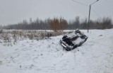 Wypadek w Antoniówce w gminie Jedlnia Letnisko pod Radomiem. Samochód osobowy wypadł z drogi i dachował w rowie