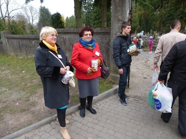 W tegoroczną zbiórkę przed przemyskimi cmentarzami włączyło się 392 wolontariuszy. Wśród nich m.in. prezydent Przemyśla, urzędnicy, radni, parlamentarzyści, uczniowie i nauczyciele.