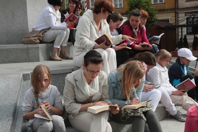 Chętni, którzy wzięli udział w "Ulicznicy" przysiadali m.in. na pomniku Żołnierza Polskiego i od razu czytali książki