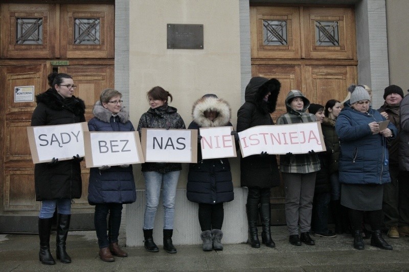 Protest pracowników sądu okręgowego w Łodzi. Domagają się wyrównania zarobków z ostatnich 8 lat!