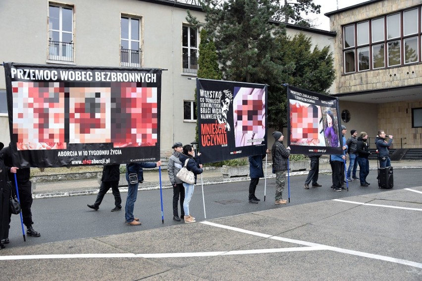 8 marca 2020 pod urzędem wojewódzkim w Opolu....