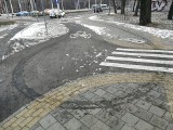 Bezmyślne odśnieżanie ul. Popowickiej! Śniegu nie ma, na chodnikach i ścieżkach rowerowych zostały plamy oleju