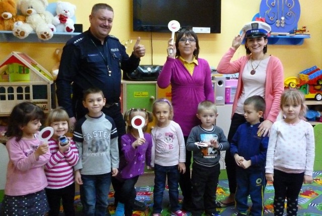 Tomasz Królak - aspirant sztabowy z Wydziału Ruchu Drogowego Komendy Wojewódzkiej Policji w Kielcach odwiedził przedszkole w Korczynie w gminie Strawczyn.