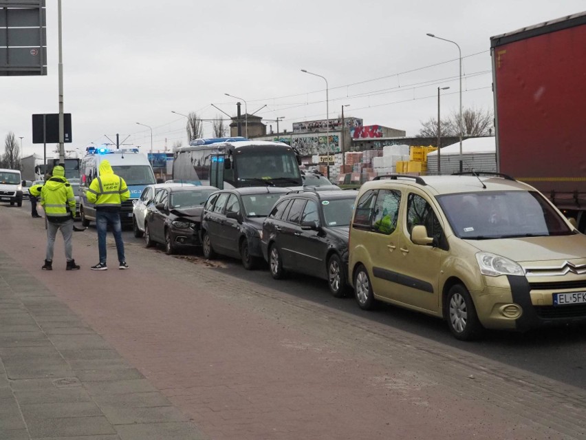 Wypadek na Włókniarzy przy Srebrzyńskiej. Zderzyło się aż pięć samochodów! ZDJĘCIA