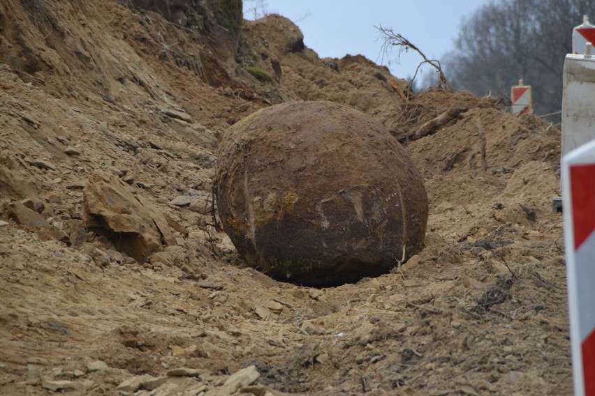 Kobylanka będzie miała swoją geologiczną ciekawostkę. Skalny fragment odkopany na Rozboju zostanie przeniesiony do centrum wsi