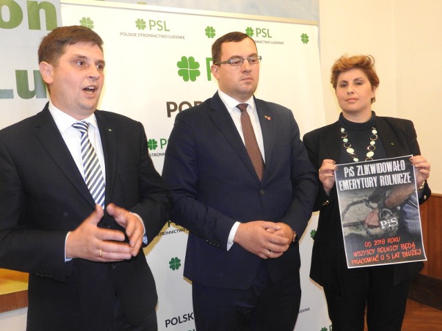 PSL pokazuje plakaty z rolnikiem przypiętym kajdanami do pługa