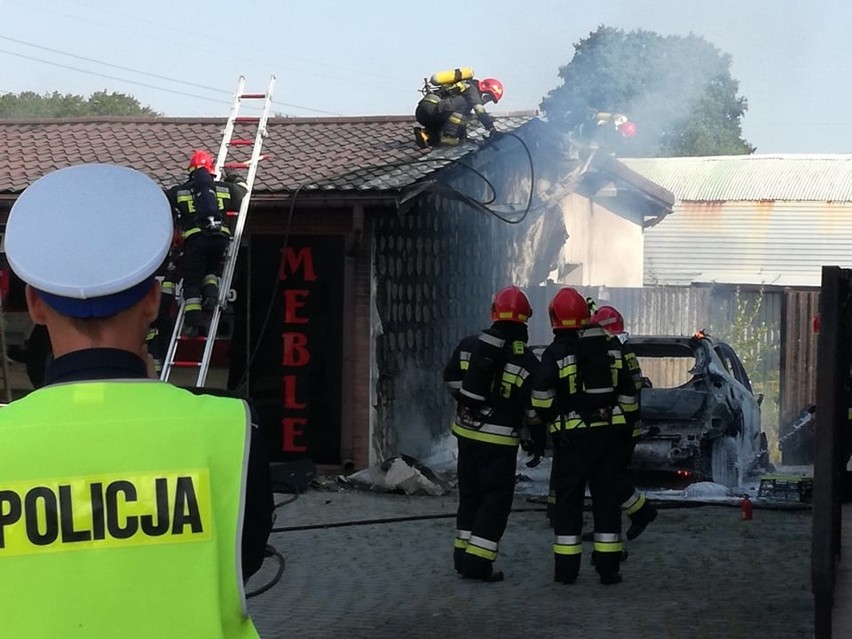 Pożar w Rzuchowie - strażacy gaszą budynek i samochód ZDJĘCIA