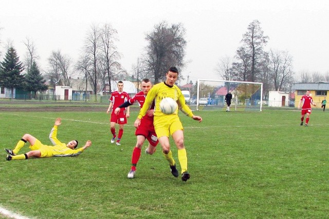 W pierwszej połowie wielokrotnie o piłkę walczyli skrzydłowi obu zespołów Rafał Iwaniuk (czerwony strój) i Karim Ibrahim (przy piłce).