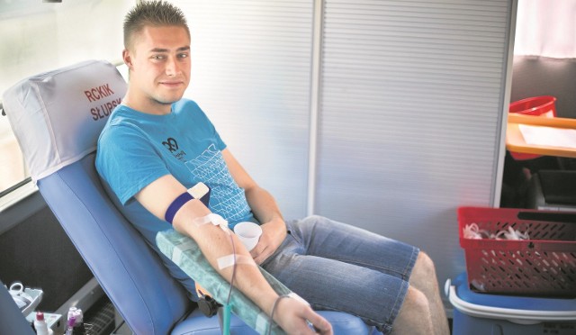 Rafał oddawał krew po raz pierwszy w życiu. Akcja z krwiobusem przed ratuszem cieszyła się sporym zainteresowaniem
