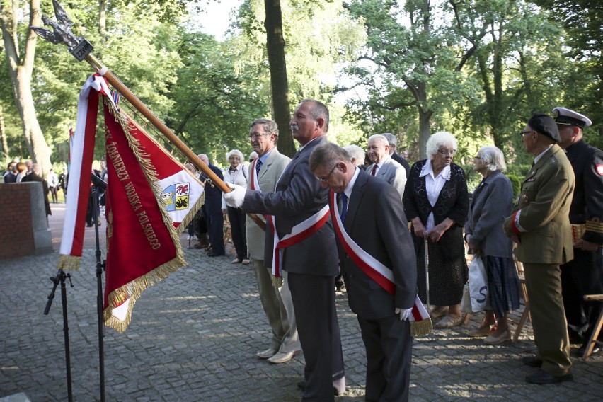 Spotkanie przed Krzyżem Wołyńskim w Słupsku.