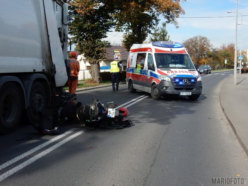 Motorowerzysta wjechał w śmieciarkę. Wypadek na Prószkowskiej w Opolu