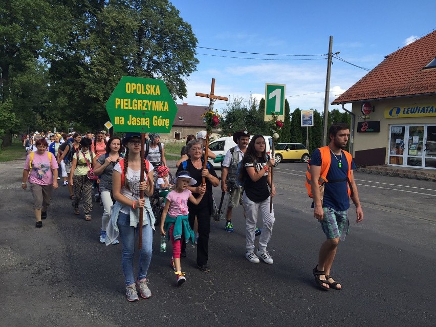 Pątnicy są już w drodze do Częstochowy. W strumieniu...