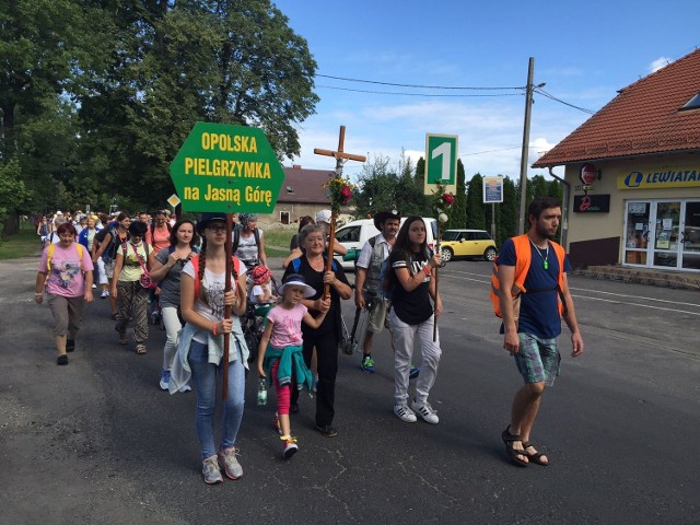 Pątnicy są już w drodze do Częstochowy. W strumieniu opolskim idzie nawet 1,5 tysiąca osób. Pielgrzymi do Częstochowy idą przez diecezjalne sanktuaria. Strumień opolski dotrze dziś do Kamienia Śląskiego, we wtorek (16 sierpnia) na Górę Świętej Anny,  a na Jasną Górę w sobotę (20 sierpnia).W sumie z opolskiej diecezji do Częstochowy wyjdzie pięć strumieni. Poza opolskim również: nyski (wyszedł w niedzielę), głubczycki i raciborski (wyszły dziś) oraz kluczborski - wyjdzie we wtorek.