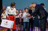 Uczniowie śpiewali i tańczyli w Pałacu Młodzieży w Bydgoszczy. To gala finałowa wojewódzkiego konkursu