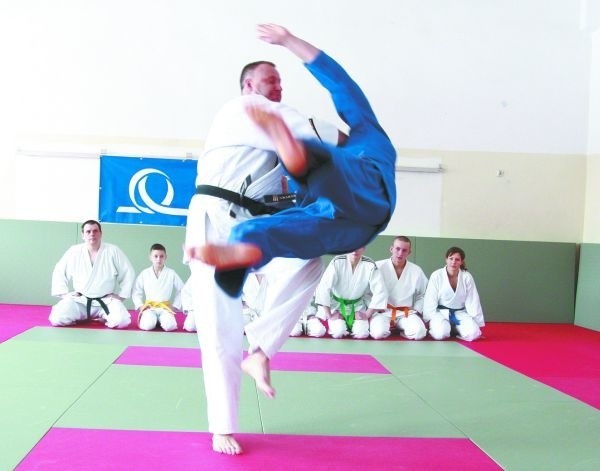 Pokaz judo w wykonaniu Cezarego (w białym kimonie) i Jarosława Kazberuków &#8211; nauczycieli Jagiellonii Judo Club