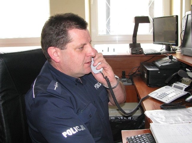 Jarosław Ciźla, zastępca oficera dyżurnego sandomierskiej policji.