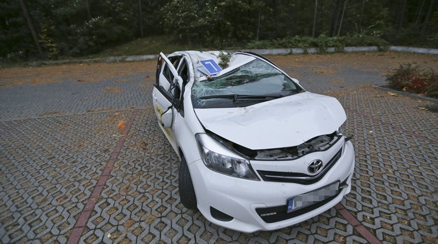 Samochód nauki jazdy został zniszczony przez orkan Ksawery.