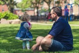 Nadchodzą duże zmiany w urlopach rodzicielskich. Unijna dyrektywa o urlopach dla ojców budzi kontrowersje