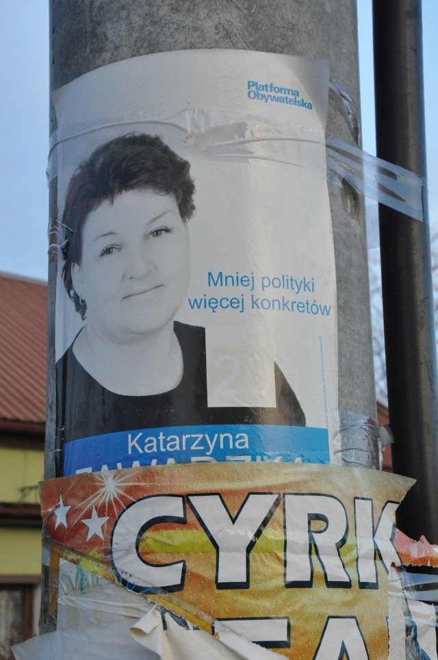 Od wyborów parlamentarnych minęły ponad dwa miesiące, a plakat Katarzyny Zawadzkiej, wiceburmistrz Byczyny nadal wisi w Wierzbicy Górnej.