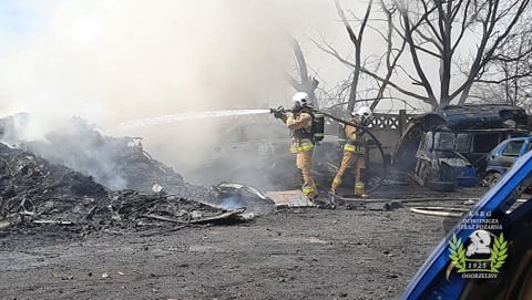 Duży pożar na złomowisku samochodów koło Chojnic