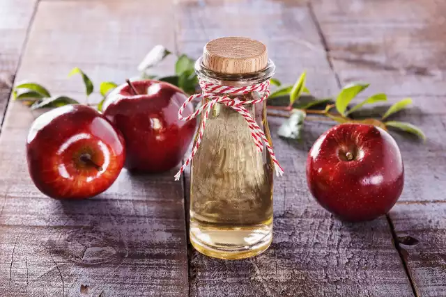 Tradycyjny ocet jabłkowy powstaje z owoców ze starych odmian jabłoni. Poza nieobranymi owocami można także fermentować obierki jabłek.